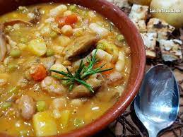 Zuppa di legumi e verdure. Zuppa Di Verdure Con Legumi Cereali E Funghi A Tavola Con Lia