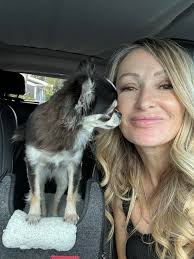 Willa had a LITTLE itch today.😂🐿💖