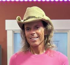 How to get paparazzi badge in Zwift?