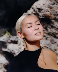 Hana kim Loop spiral stud