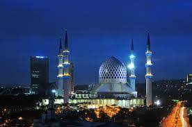 Di malaysia, terdapat banyak masjid yang cantik dari segi seni bina dan hiasan dalamannya. Kamus Bergerak Masjid Terbesar Di Malaysia Untuk Setiap Negeri