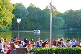 Seehaus im englischen garten wie hingemalt liegt das seehaus im englischen garten direkt am ufer des kleinhesseloher sees. Seehaus Restaurant Munich Bild Von Seehaus Im Englischen Garten Munchen Tripadvisor