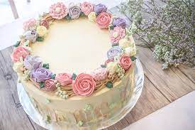 A beautiful combination of lace and flowers in pastel colors. Epingle Par Patricia Patino Sur Shabby Chic Gateau D Anniversaire Avec Des Fleurs Decoration Gateau Gateaux D Anniversaire Elegants