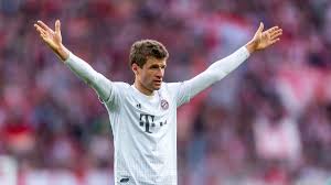 Muller becomes most decorated player in german history after bayern lift dfl super cup muller claims he turned down 'astronomical' man united offer. Fc Bayern Star Thomas Muller Ohne Fussball Kunst Zur Weltklasse Eurosport