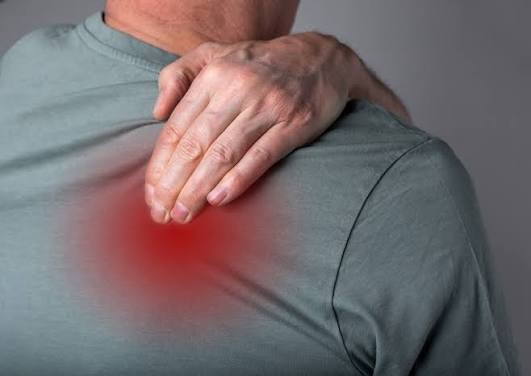 Cảm giác lưng trên nóng "như bị bỏng", rát và châm chích là bệnh gì?