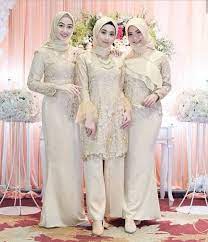 Desain busana bridesmaid dulu juga punya model sama dengan gaun pengantinnya, bedanya eh, baju sama gorden samaan banget nih? Baju Bridesmaid Elegan Radea