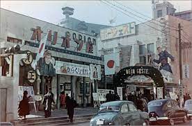 昭和28年1月の有楽町西口 オリオン座 昭和21年開館 昭和31年閉館 右の初代スバル座は9月に焼失 オリオン座 映画館 映画 ポスター