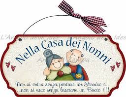 Targhetta Sagomata In Legno Con Ferretto Quot Nella Casa Dei Nonni Non Si Entra Senza Un Sorriso Non Si Esce Senza Un Bacio Festa Dei Nonni Idee Regalo Nonni