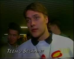 15.4.1992: Kuvia ja tunnelmia Jokereiden mestaruusjuhlista 32 vuoden  takaa., Jokerit otti Helsingin haltuunsa ja järjesti sellaiset juhlat että  oksat pois., Stadin keskusta oli tukossa kun tuhannet ...