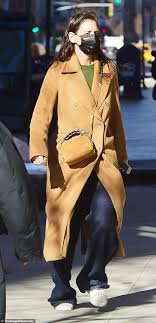 If your hair is dyed, remove it from the face so that it does not affect the perception. Katie Holmes Steps Out In Long Camel Coat With Matching Purse To Run Solo Errands In New York City Aktuelle Boulevard Nachrichten Und Fotogalerien Zu Stars Sternchen