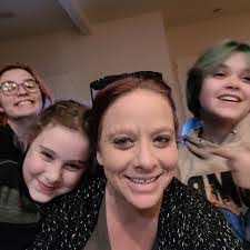 Kellie Holsborg's Instagram, Twitter & Facebook