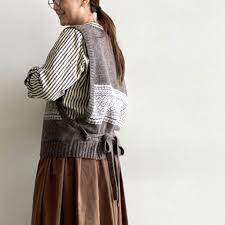 hachiten on instagram 普通なんだけどちょっとだけカワイイ服 このベストちょっとだけ加減が丁度良い ピローンと紐が付いてるので後ろで結んでポイントに 下に着ているストライプシャツはwebショップ未掲載 しばらくお待ち下さいね tulle skirt
