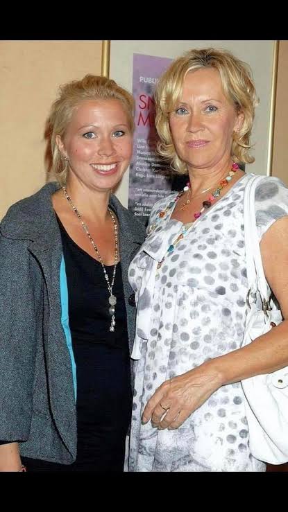 Agnetha Fältskog of ABBA with her daughter Linda in 1974 🌸