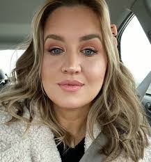 Amanda Morrell's Instagram, Twitter & Facebook