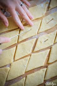 Bugnes Moelleuses De Mon Enfance Blog De Chataigne Recette En 2020 Bugnes Moelleuses Recette Beignet Bugnes