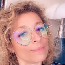 Pour la montée des marches au Festival de Cannes, le 22 mai, Julie Gayet a  choisi de venir au bras de son fils cadet, Ezéchiel, qui ressemble  énormément à son papa