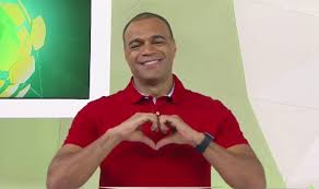 Explore tweets of jogo aberto @jogoaberto on twitter. Apos Impasse E Disputa Entre Emissoras Denilson Renova Contrato Com A Band Tv Foco