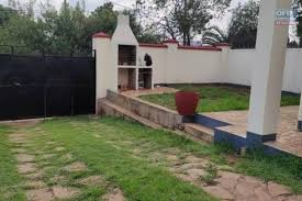 La rue guynemer longe le jardin à l'ouest. Location Maison Villa Antananarivo Tananarive Ofim Immobilier Loue Une Petite Villa De 2 Chambres Et 1 Living Avec Jardin Et Parking Dans Un Quartier Residentiel A Androhibe