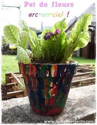 Un Cadeau A Fabriquer Par Les Enfants Le Pot De Fleurs Multicolore La Cour Des Petits Pot De Fleurs Cadeau A Fabriquer Fleur Multicolore