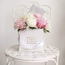 It S Friday We Re In Love With Flowers In Hat Boxes This Is Glamorous Beautiful Flowers Pretty Flowers Flower Arrangements