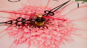 Quita las lenguas de la caja de cartón por uno de los extremos. Como Hacer Un Reloj De Carton Con Tus Propias Manos