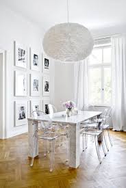 Designklassiker Wie Die Kartell Stuhle Kombiniert Mit Der Wunderschonen Pendelleuchte Eos Und In Marmor Esstische Esszimmer Dekor Ideen Speisezimmereinrichtung