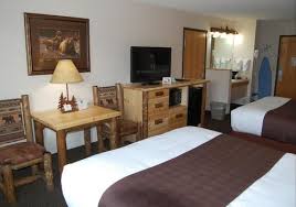 For those guests who enjoy exploring local dining options, there is a great selection right on the doorstep. Kelly Inn West Yellowstone 213 4 2 8 West Yellowstone Hotel Deals Reviews Kayak