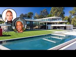 Jay z and beyonce purchased this house in 2008 few days before they got married. Beyonce And Jay Z Pay An Estimated 200 000 A Month For Their California Home
