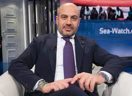 Gianluigi paragone, ancien journaliste de télévision, a rencontré l'architecte de brexit nigel farage à londres… buttando fuori un leghista come gianluigi paragone il m5s è un pochino meno peggio. Incidente Stradale Per Gianluigi Paragone Ricoverato In Codice Rosso Al Gemelli Dire It