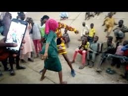 Kalli yadda take rawar gwatso wajan biki wasu suna girgiza duwawu selfie crew 2 tv, 24/08/2020. Download Kalli Yadda Wasu Sukeyin Rawar Batsa Agaban Jama Mp4 Mp3 3gp Naijagreenmovies Fzmovies Netnaija
