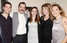 Οι ανύπαρκτες σχέσεις με τον γιώργο μαρίνο και η απίθανη αποκάλυψη για τη σάσα του ντόλτσε βίτα. O Mikros Gios Toy Nikoy Koyrkoyloy Kai Ths Mariannas Latsh Egine 21 Etwn Kai Moiazei Arketa Ston Patera Toy Eikones Apopsh Twra