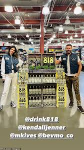 Deemed the world's #2 trending mezcal by drinks international. Kendall Jenner Proves To Be A Hands On Boss As She Greets Fans At Her 818 Tequila Brand Launch In La Aktuelle Boulevard Nachrichten Und Fotogalerien Zu Stars Sternchen