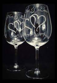Regalos de boda cosas de boda bodas de oro aniversario de bodas detalles boda lentejuelas aprender a recuerdos botellas. Copas Grabadas Para Bodas O Aniversarios Copas Decoradas Para Boda Decoracion De Copas Decoracion Botes De Cristal