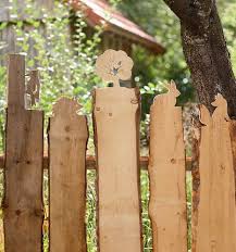 Dekorative Holzlatten Zaune Kreativ Kompakt In 2020 Zaun Ideen Zaune Holz Zaun