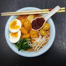 1 bungkus mee kuning potongan isi ayam kerang rebus udang air rebusan kulit udang santan cair fishball tauhu puff kiub ayam santan pekat. Pin On Noodles