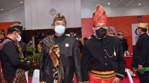 Untuk itu seharusnya kita bangga menjadi salah satu bagian dari bangsa ini. Hut Ntb Kenalkan Pakaian Sasambo Ridwan Kamil Pakai Baju Adat Samawa Tribun Lombok