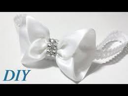 Tiara De Bautizo Blanca Con Flor Enrolladavideo No 449 Creacionesrosaisela Youtube Tiaras Infantis Lacos De Cabelo Lacos De Fita