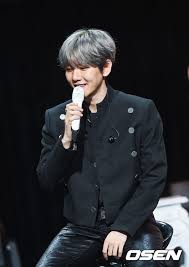 Exo also provides microphones of different colors for different members, representing their personality and even their personal color . Exo And Other Colors Baekhyun 7 Years Of Solo Debut Armed With Charming Vocals