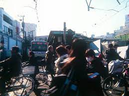 ねこねこデブねこ gonsukedayo ドラえもん電車と踏切を渡る人たち シモチカ pic twitter com zgchytdmfz ドラえもん ねこ 下北沢 駅