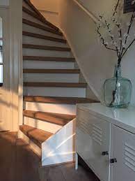 eiken houten treden met white wash en witte stootborden witte trap houten treden houten trap