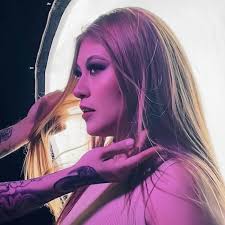 MundialDelPopNews 💙 Emma Ponce, cantautora poblana de 22 años, ha  demostrado desde muy joven un talento único para la música y la  composición. A los 14 años audicionó para La Voz México,