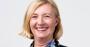 Decluttering During Perimenopause & Menopause with Clarissa Kristjansson  >The Declutter Hub Podcast