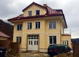 Vanille Gelber Putz Abgesetzte Fenster Und Unterteilung Eg Und Og Weinrote Ziegel Kellergeschoss Gleiche Farbe Wie Abges Fassade Haus Hausfassade Anbau Haus