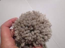 Cliquez ici pour apprendre à faire un pompon avec ces 2 tutos illustrés étape par vous vous demandez comment faire un pompon à la maison ? Tuto Pompon Apprendre A Faire Un Pompon En Laine Pour Les Bonnets Au Tricot Facile Youtube