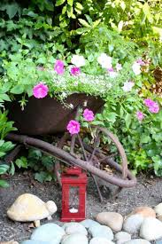 Deco Jardin Brouette Avec Petunias Et Lanterne Objet Deco Jardin Deco Jardin Idee Deco Jardin