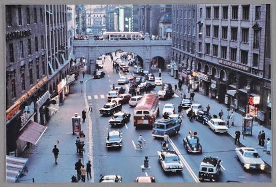 Kungliga - Dagen H! Under det pampiga smeknamnet infördes högertrafik i  Sverige den 3 september 1967 🚘🔁🚘 Klockan 04.50 stoppades all trafik på  Kungsgatan i Stockholm. Sedan började bilarna sakta köra över