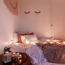 Tempat tidur dengan dipan rendah; 8 Mendekorasi Kamar Sempit Tanpa Jendela 4k Desain Dekorasi Rumah