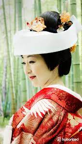 Japanese Brides Wear A Crown Shaped Hat In Place Of A Veil Japanese Bride Japanese Wedding Beautiful Kimonos