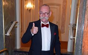 Als er jünger war, hätte er immer schon ältere freunde gehabt, weil die die besten. Horst Lichter Hat In Acht Jahren Bares Fur Rares Viel Erlebt