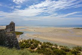Aqui pode desfrutar de um pôr do sol ímpar e de várias baías que se forma. As Ilhas Da Ria Formosa Barreta Culatra Armona Tavira Cabanas Abalar